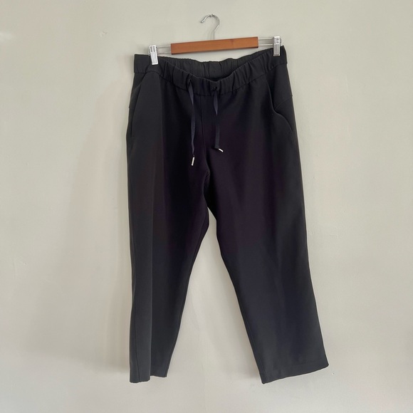 Lululemon On The Fly Crop Woven 23” size 10 - Picture 1 of 7